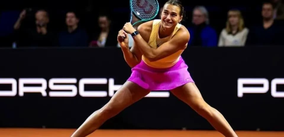 Joueuse de tennis en action sur le court