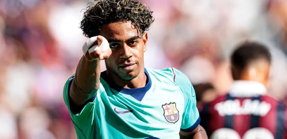 Joueur du FC Barcelone pointant vers le public