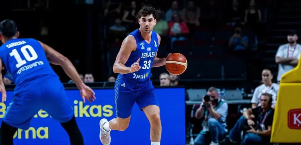 Joueur israélien dribblant le ballon sur le terrain
