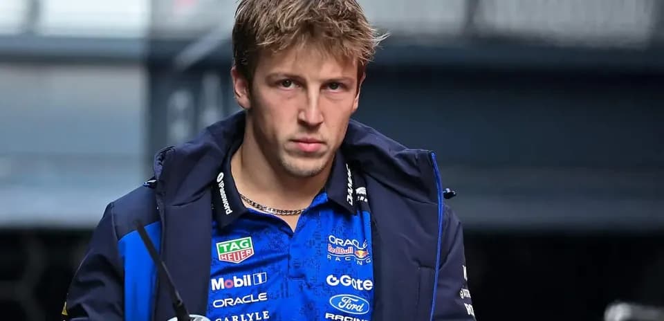 Pilote portant une veste de l'équipe de course