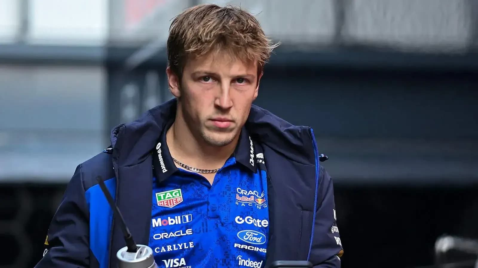 Pilote portant une veste de l'équipe de course