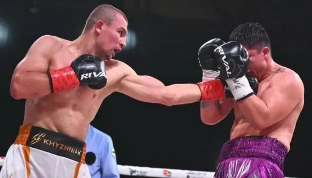 Boxeur frappant un adversaire lors du match