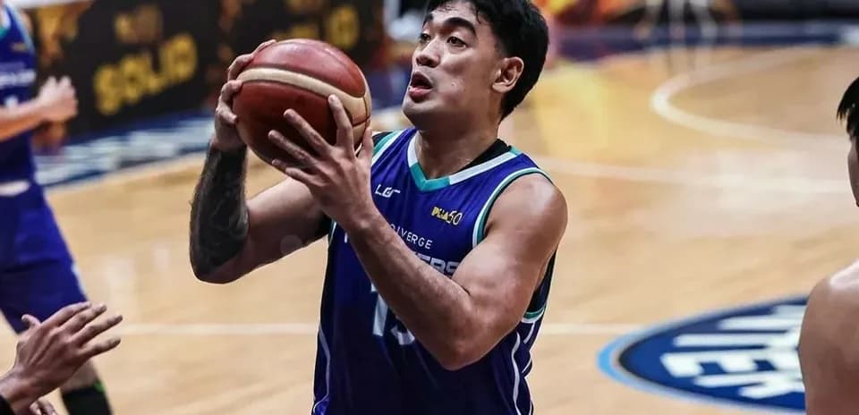 Joueur attrapant un ballon de basket sur le terrain