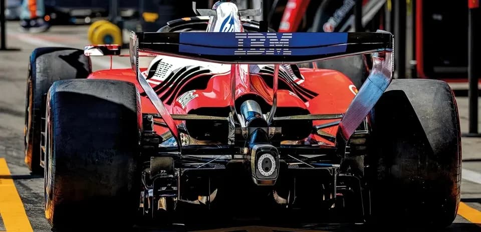 Voiture de course rouge dans les stands