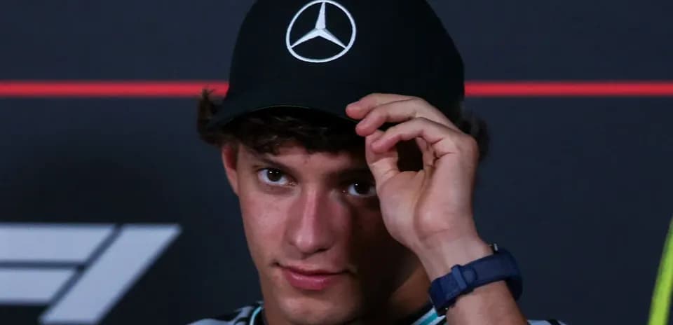 Jeune homme portant une casquette Mercedes lors d'une conférence