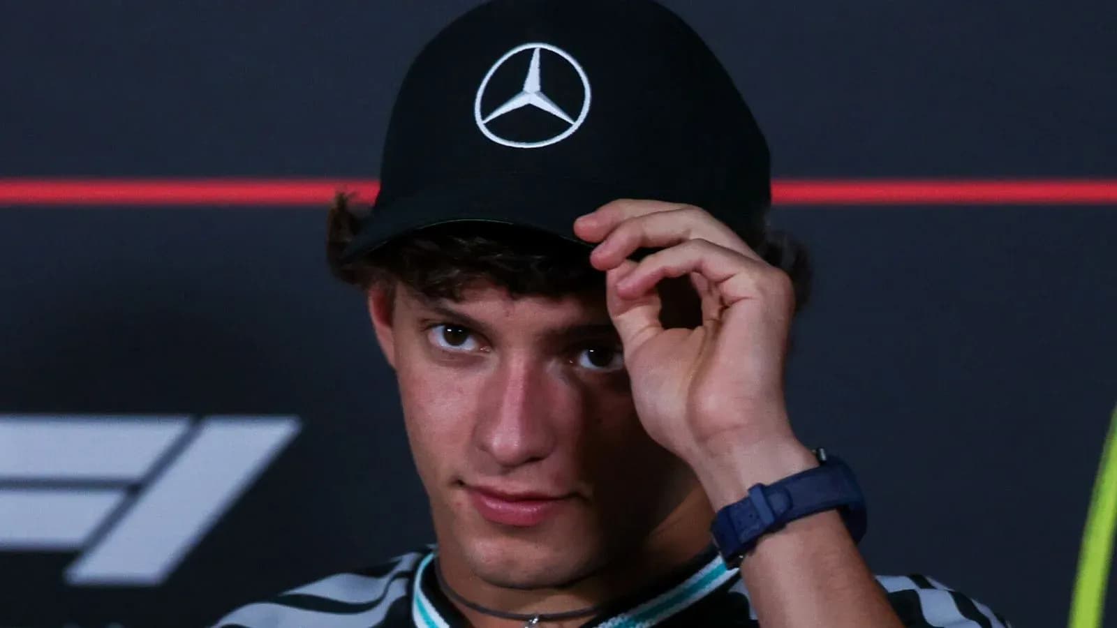 Jeune homme portant une casquette Mercedes lors d'une conférence