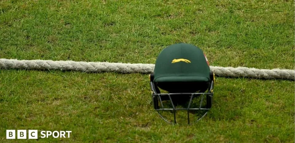 Casque de cricket posé sur l'herbe