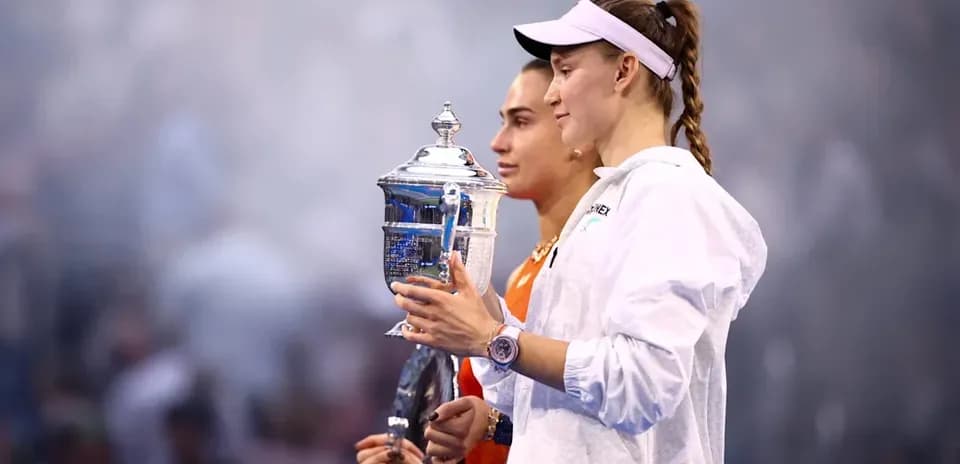 Joueuses tenant le trophée après le match