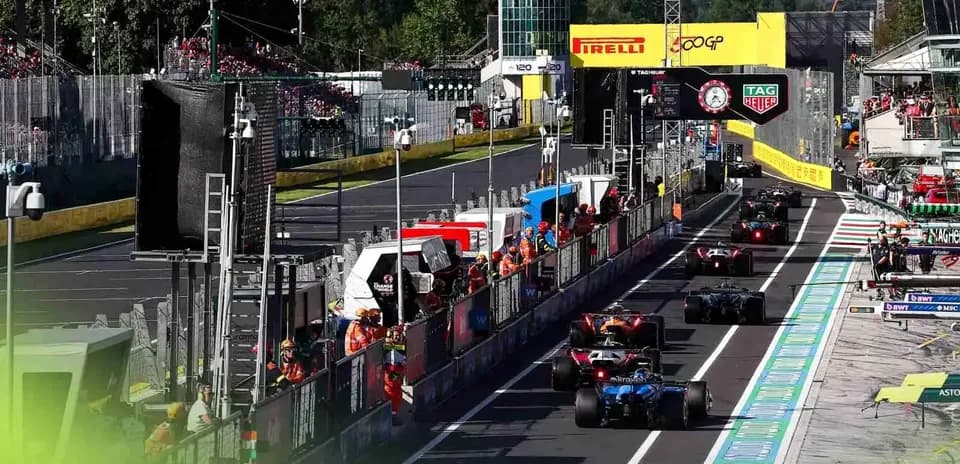 Voitures de F1 entrant dans les stands pendant la course