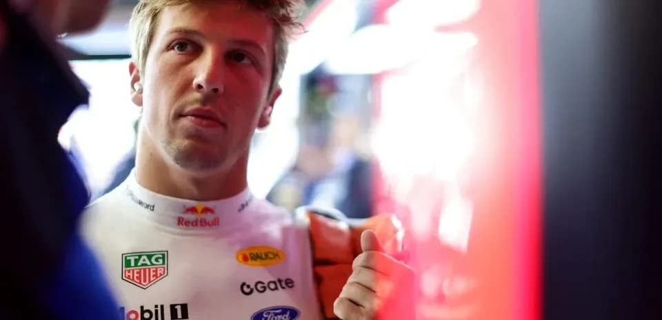 Pilote en combinaison de course dans le paddock