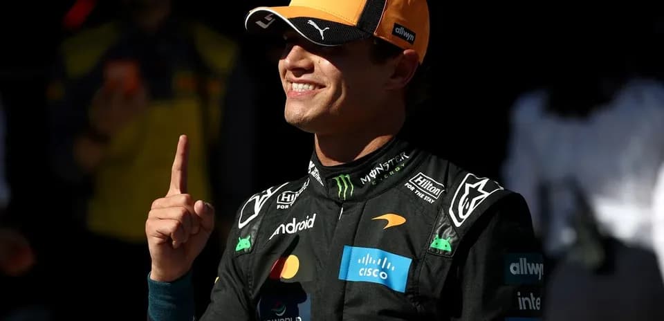 Pilote de Formule 1 célébrant avec un doigt levé
