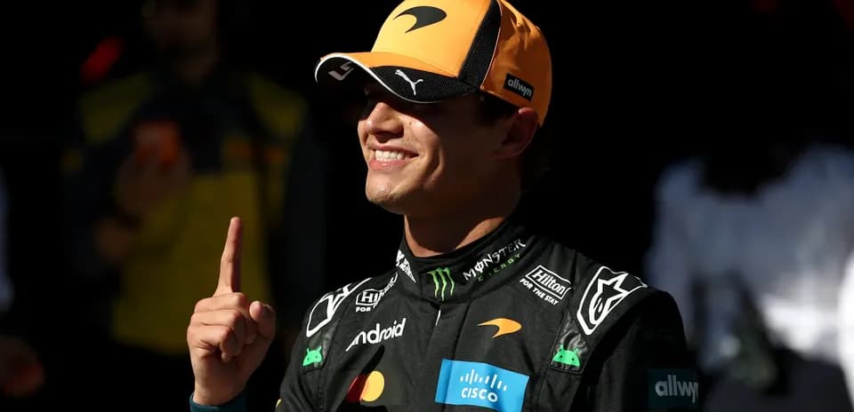 Pilote de F1 montrant un doigt en signe de victoire