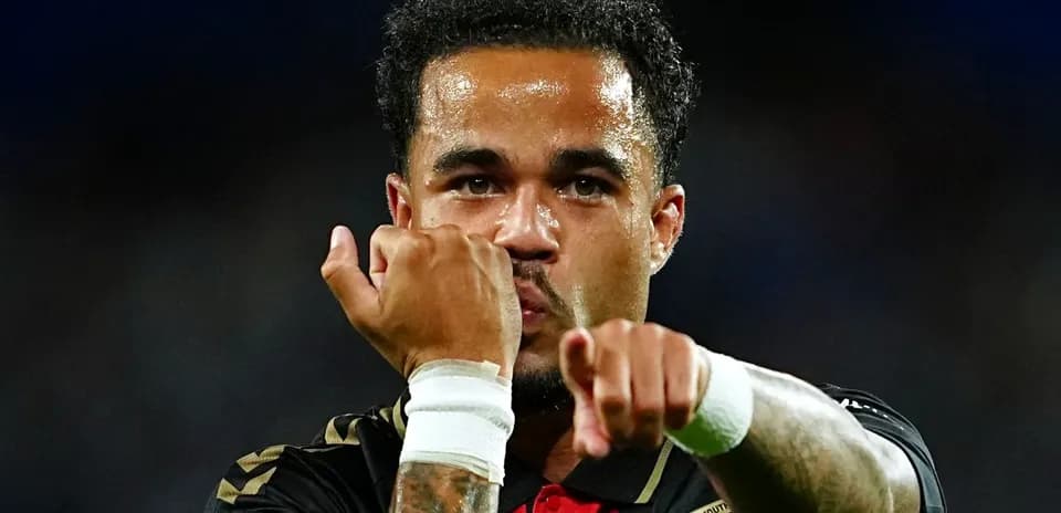 Joueur célébrant un but avec un geste de la main