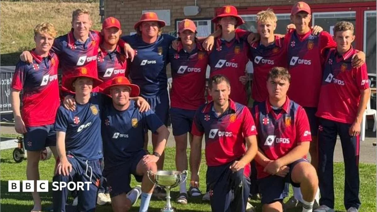 Équipe de cricket posant avec un trophée