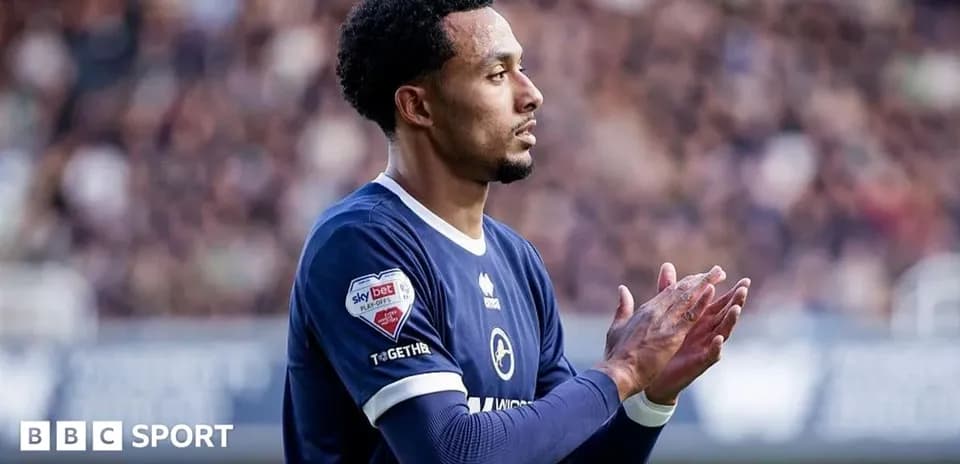 Joueur applaudissant les supporters dans le stade