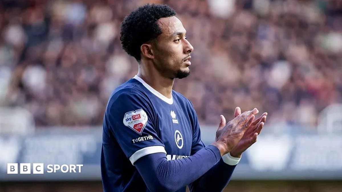 Joueur applaudissant les supporters dans le stade