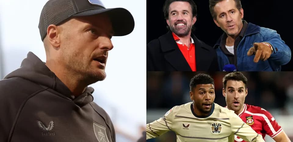 Entraîneur et personnalités discutant lors d'un match