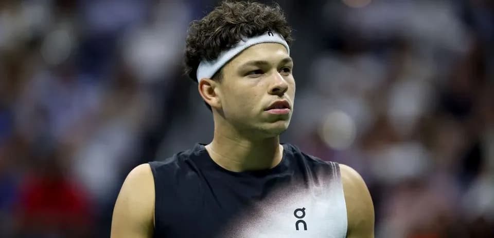 Joueur de tennis avec un bandeau sur le court