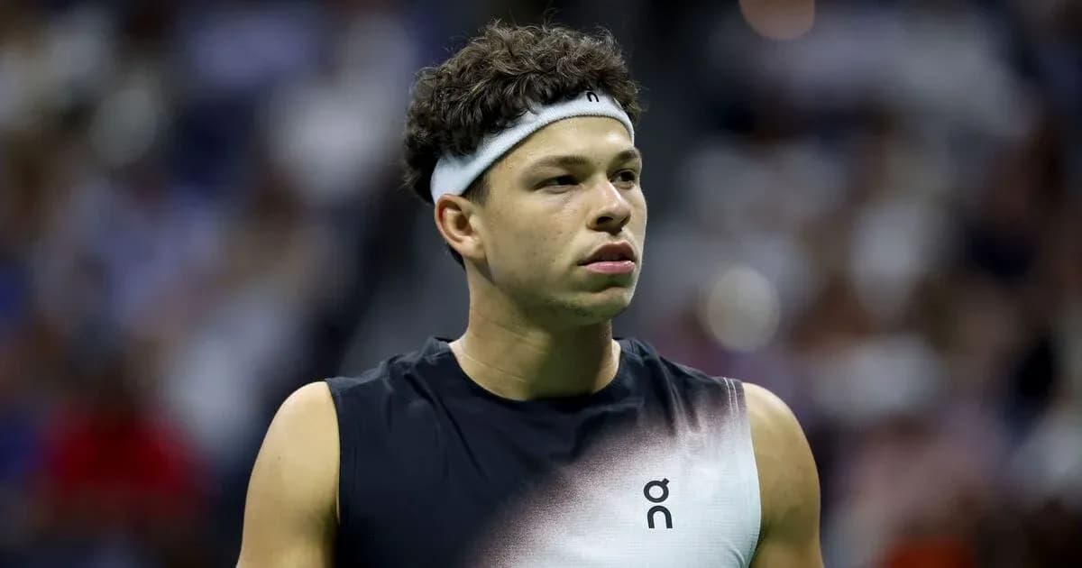 Joueur de tennis avec un bandeau sur le court