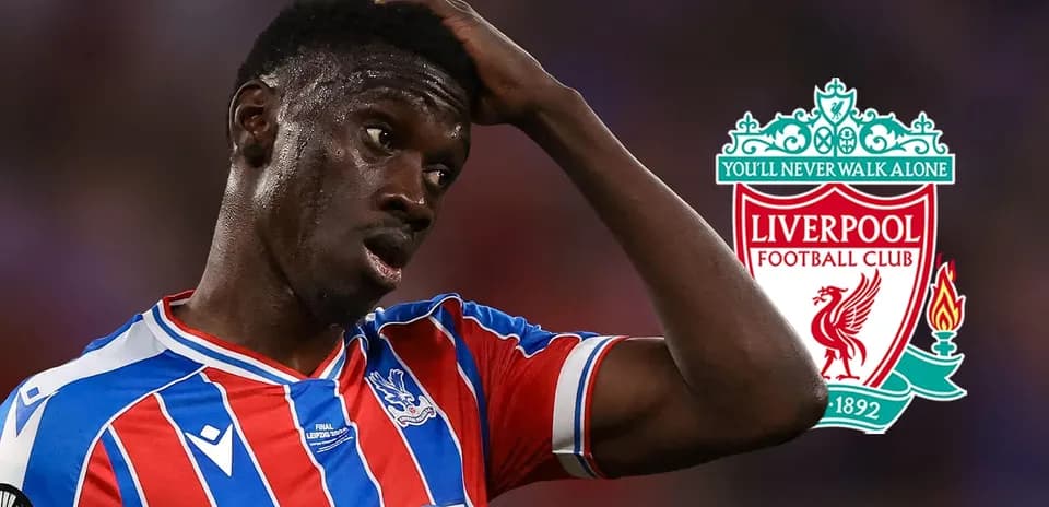Joueur de Crystal Palace en réaction avec logo Liverpool