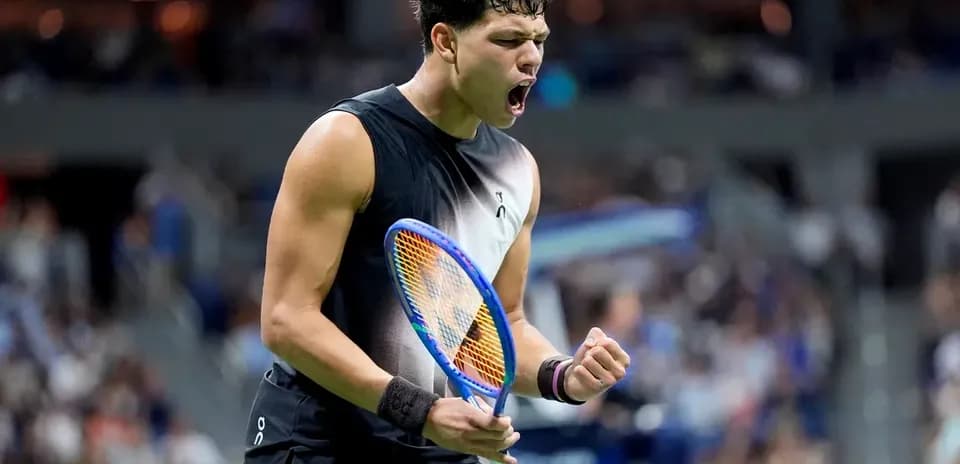 Joueur de tennis célébrant un point gagné