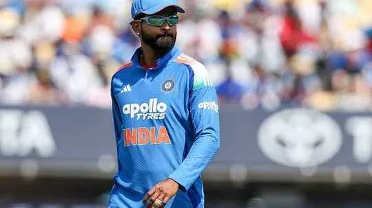 Joueur de cricket indien en uniforme sur le terrain