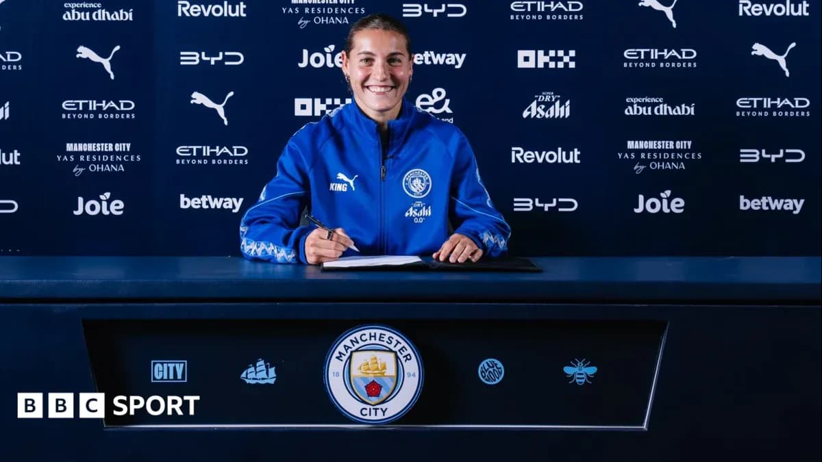 Joueuse signant un contrat avec Manchester City