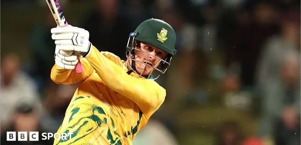 Joueur de cricket frappant la balle au bâton