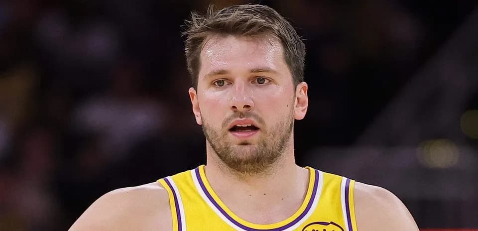 Joueur de basket-ball en uniforme des Lakers
