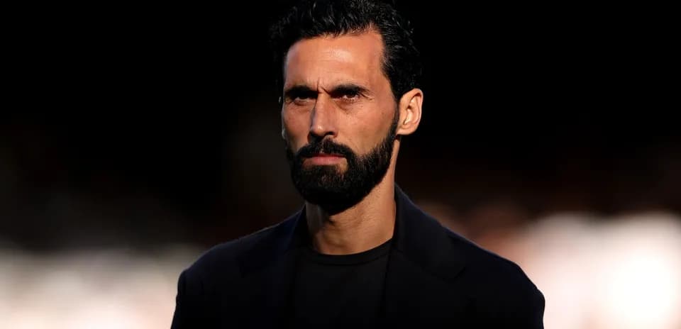 Homme avec barbe et cheveux noirs, regard sérieux