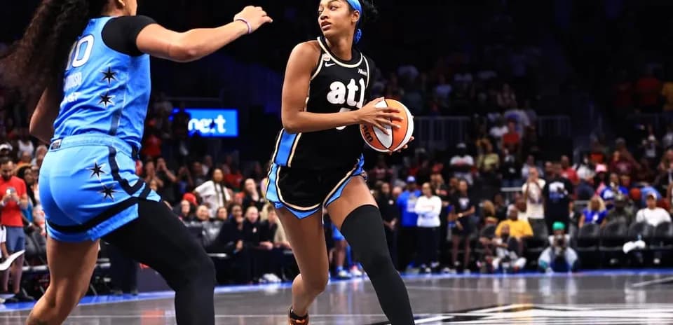 Joueuse dribblant le ballon lors d'un match de basket