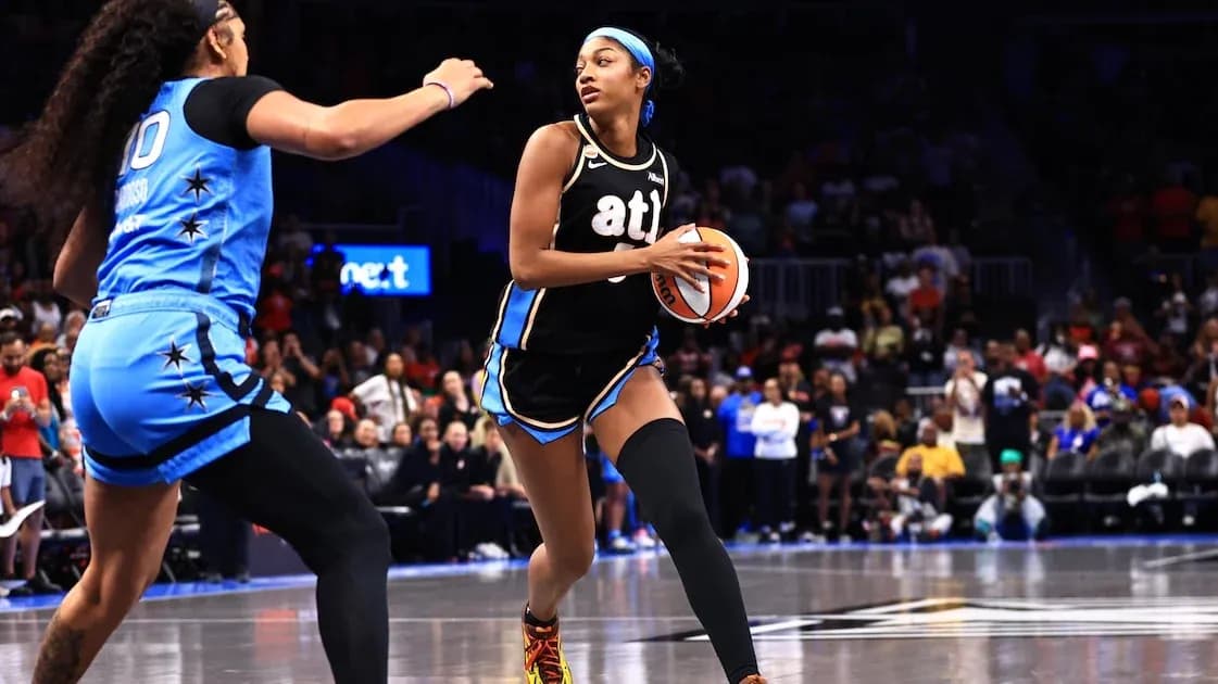 Joueuse dribblant le ballon lors d'un match de basket