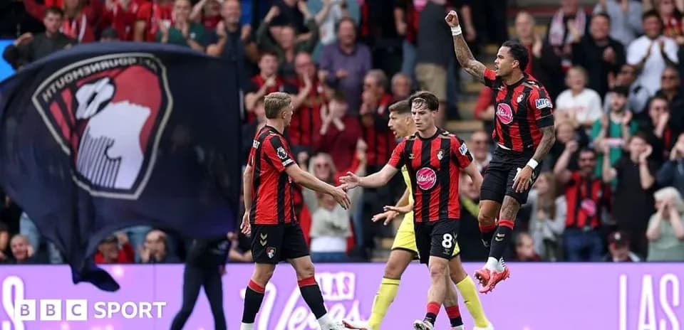 Joueurs de Bournemouth célébrant un but devant les supporters