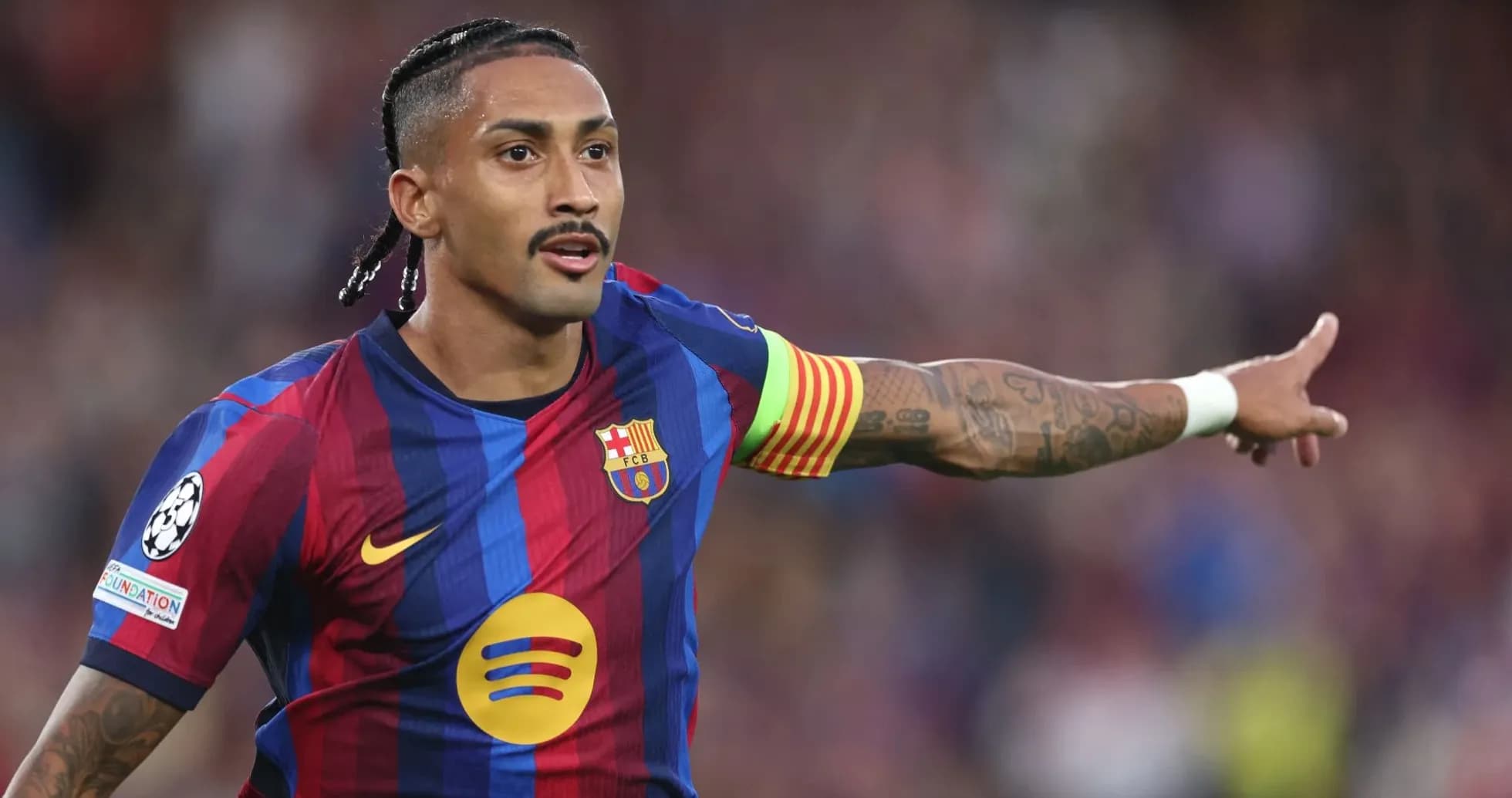 Joueur de Barcelone indiquant une direction sur le terrain