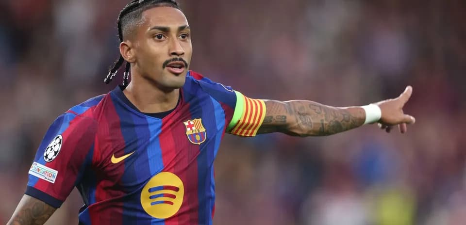 Joueur de Barcelone indiquant une direction sur le terrain
