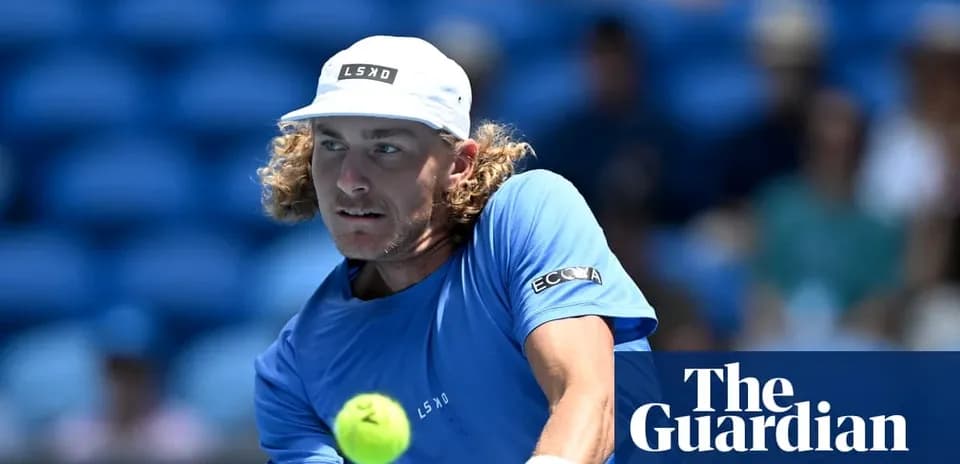 Joueur de tennis frappant une balle en plein match