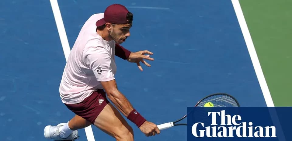 Joueur de tennis effectuant un coup sur le court