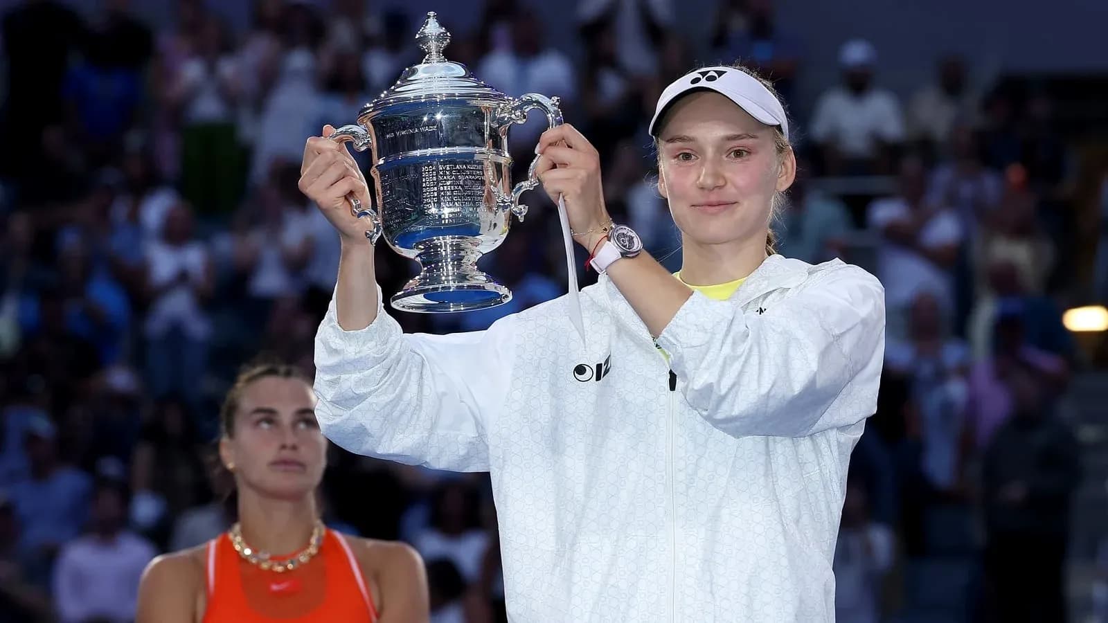 Joueuse tenant le trophée après la victoire au tournoi