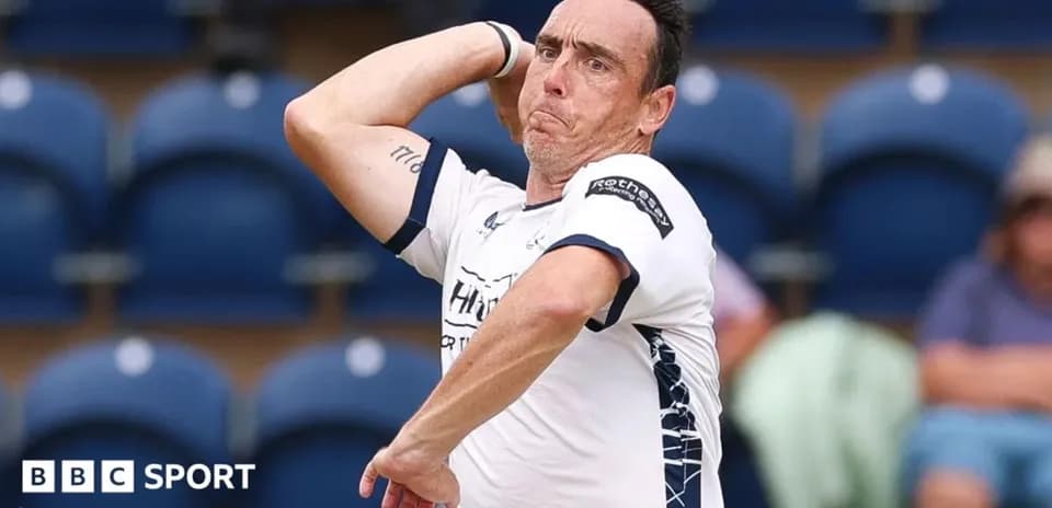 Joueur lançant une balle sur le terrain de sport