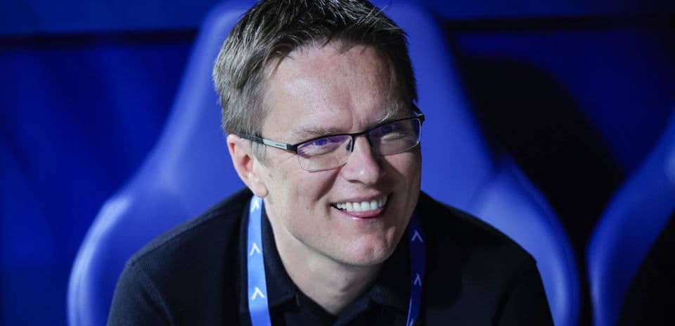 Person souriant dans une salle de presse sportive