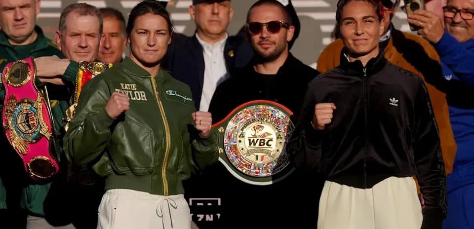 Katie Taylor et adversaire posant avec ceintures de boxe