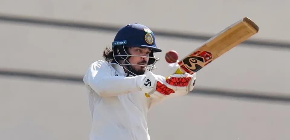 Joueur de cricket frappant la balle avec une batte