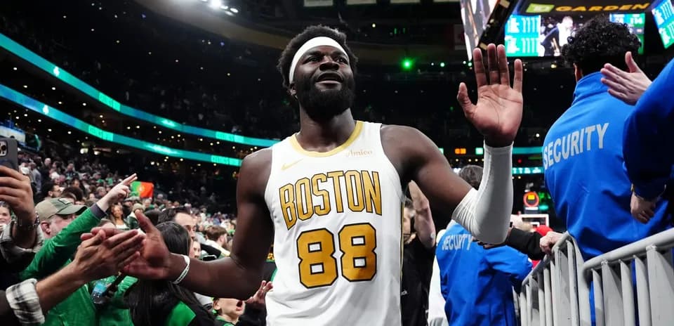 Joueur saluant les fans après le match à TD Garden