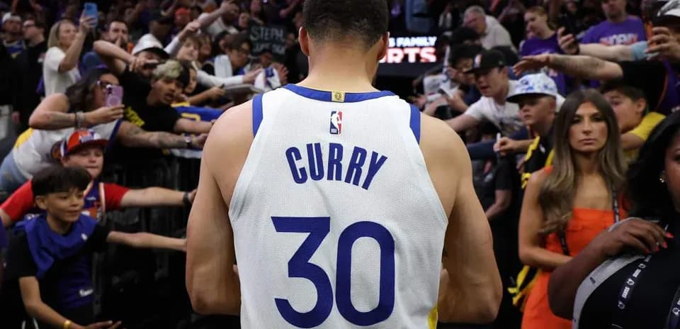 Joueur en maillot avec le nom Curry et numéro 30