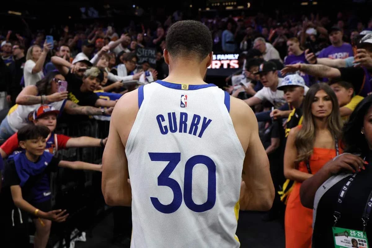 Joueur en maillot avec le nom Curry et numéro 30