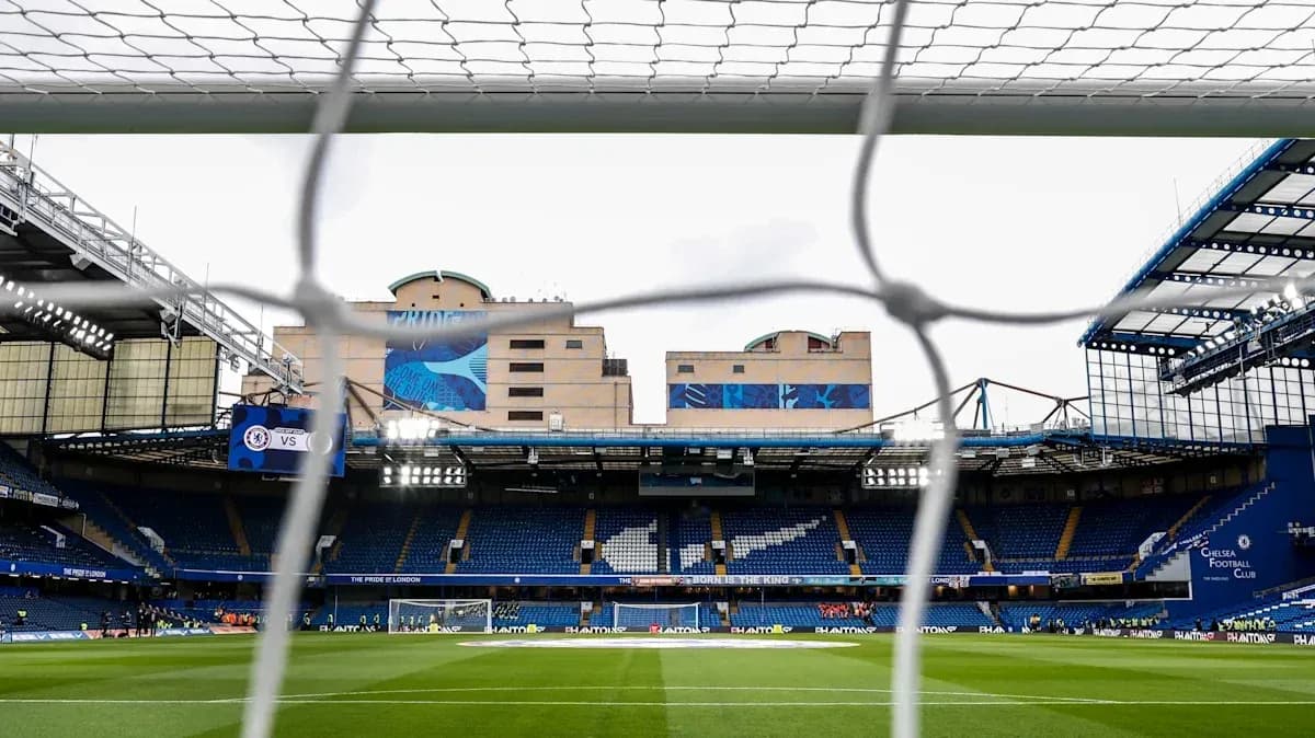 Vue du terrain depuis le but à Stamford Bridge