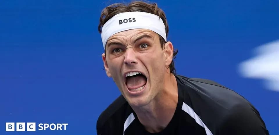 Joueur de tennis criant sur le court