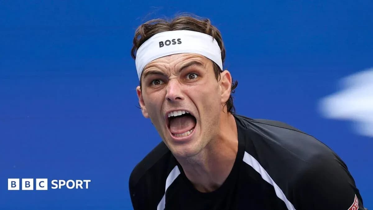 Joueur de tennis criant sur le court