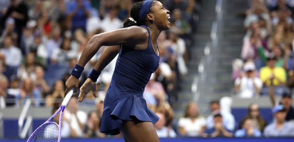 Joueuse de tennis célébrant un point au tournoi