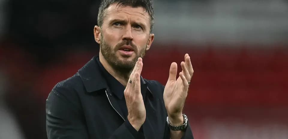 Entraîneur applaudissant sur la touche du match